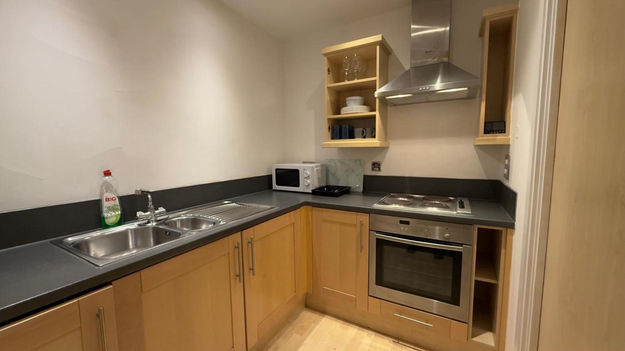 Modern Spacious Opposite Station Ii Appartement