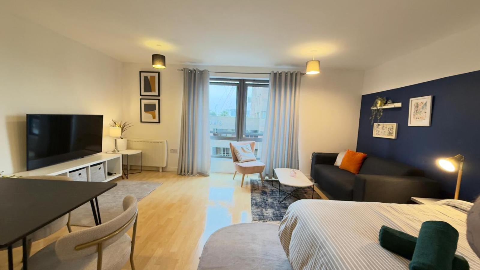 Appartement Modern Spacious Opposite Station Ii Londres
